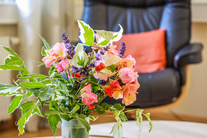 Ein Strauß Blumen schmückt den Praxisraum für Paartherapie in Neustadt an der Aisch 