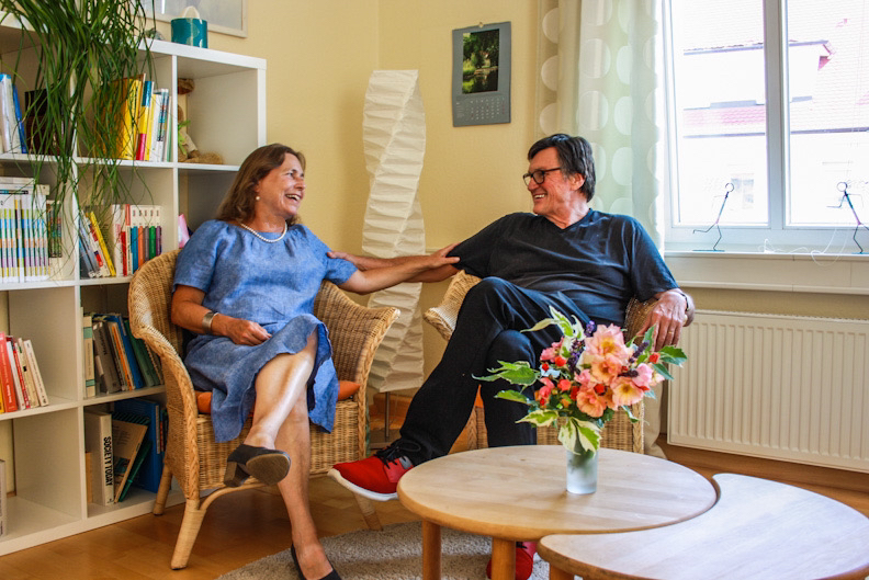 Beate und Georg Hopfengärtner sitzen in ihrer Praxis für Psychotherapie, Paarberatung und Coaching in Neustadt an der Aisch